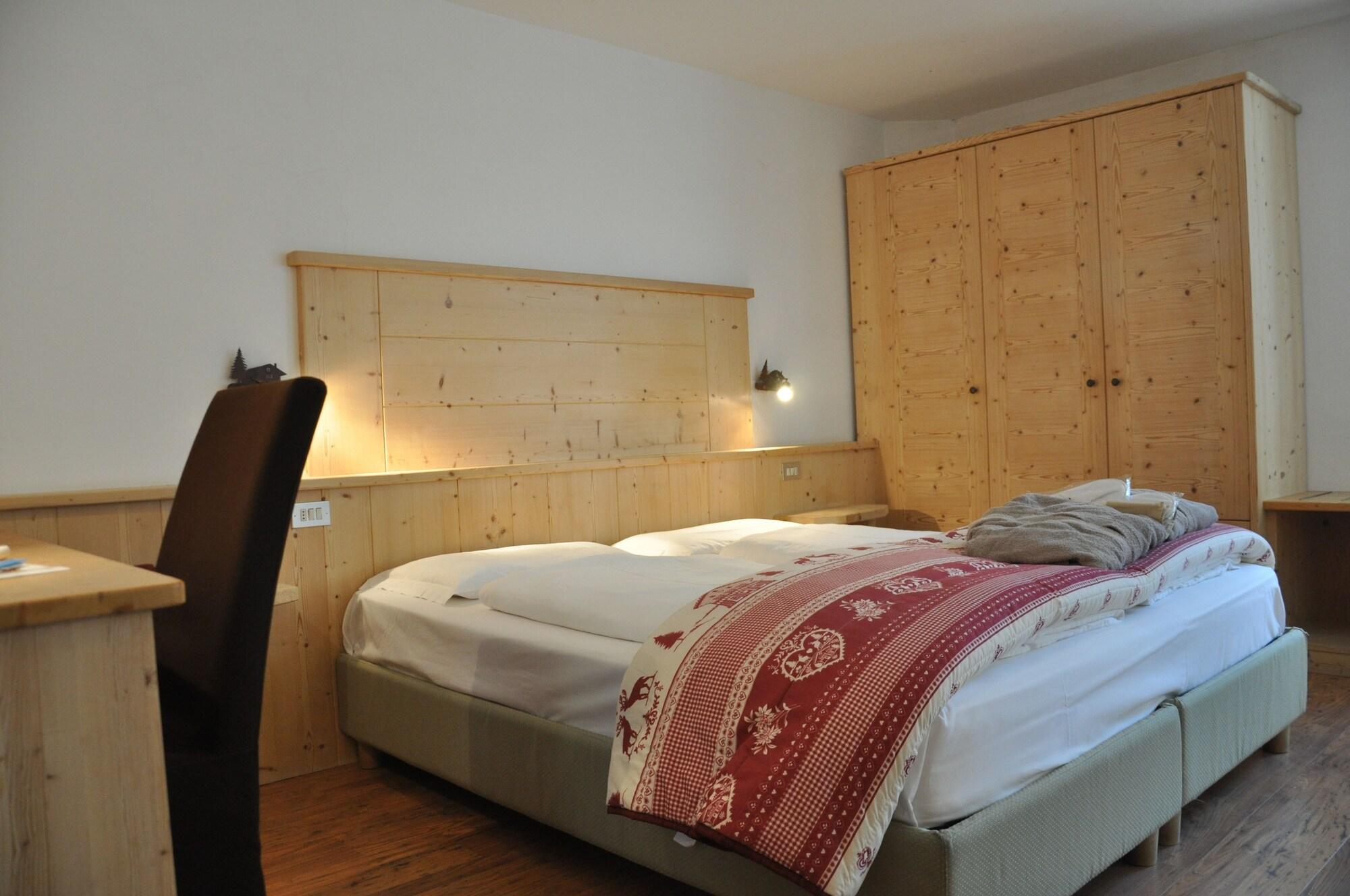 Alpenlife Hotel Someda โมเอนา ภายนอก รูปภาพ