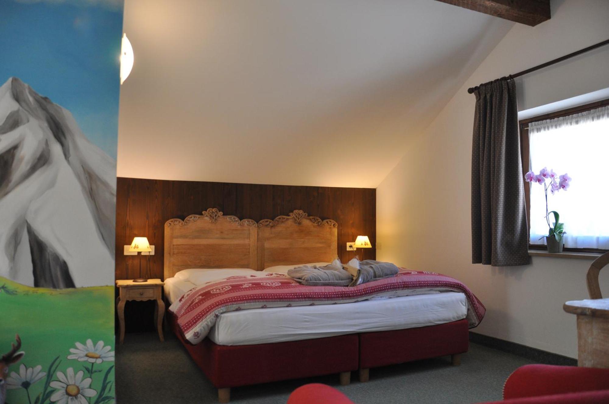 Alpenlife Hotel Someda โมเอนา ภายนอก รูปภาพ